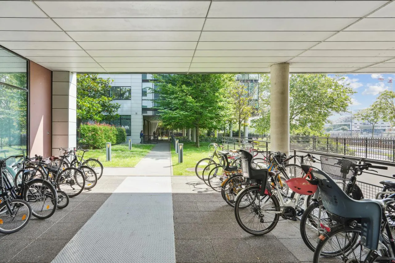 Cour intérieure — parking vélos
